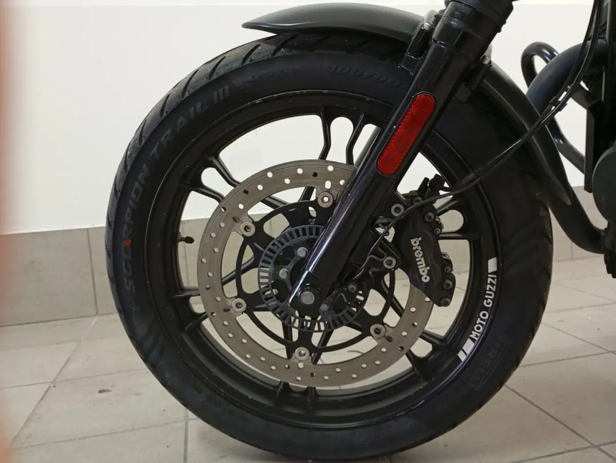 Moto Guzzi V7 III Stone (2017 - 20) (8)