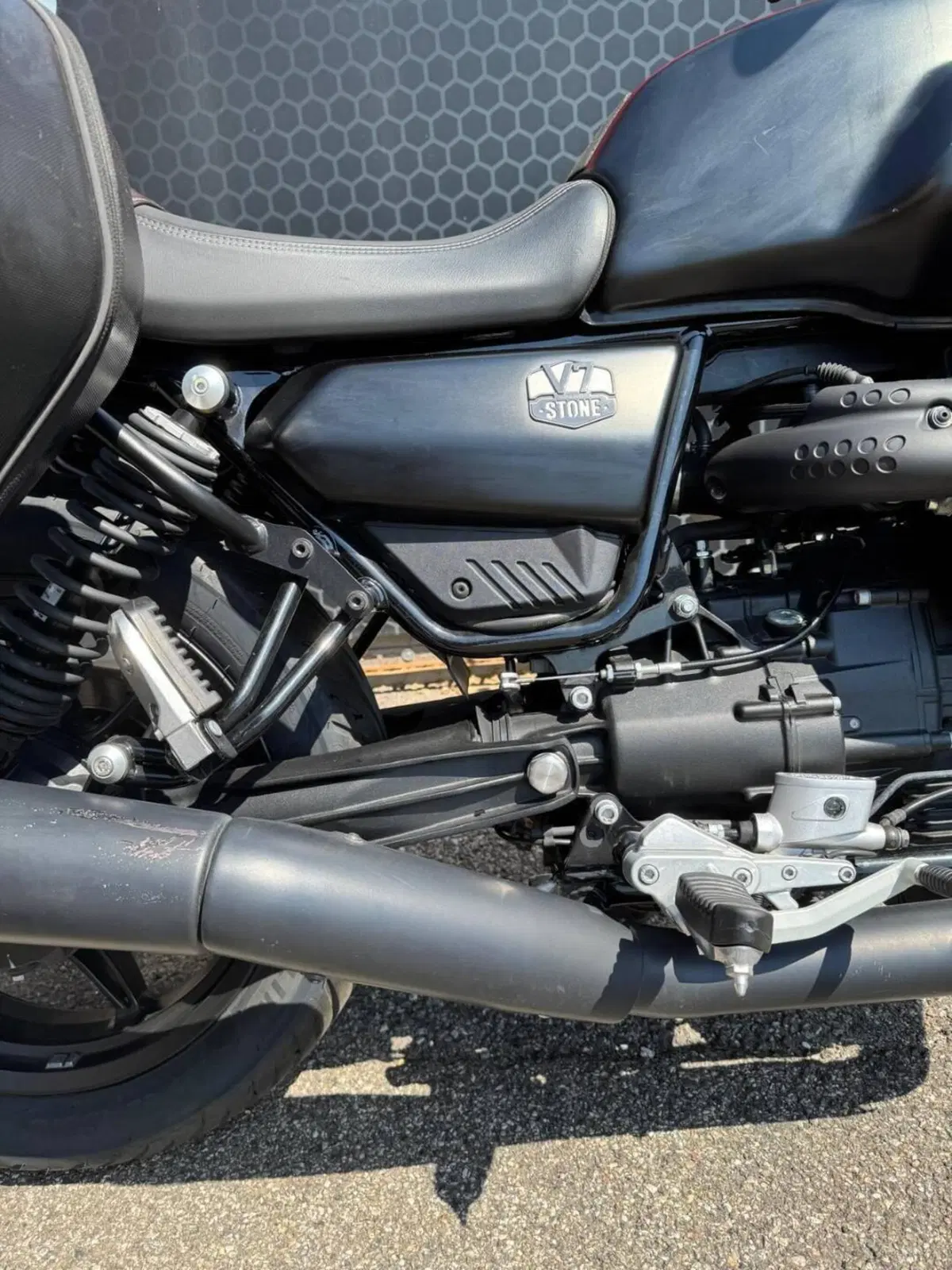 Moto Guzzi V7 Stone (2021 - 24) (12)