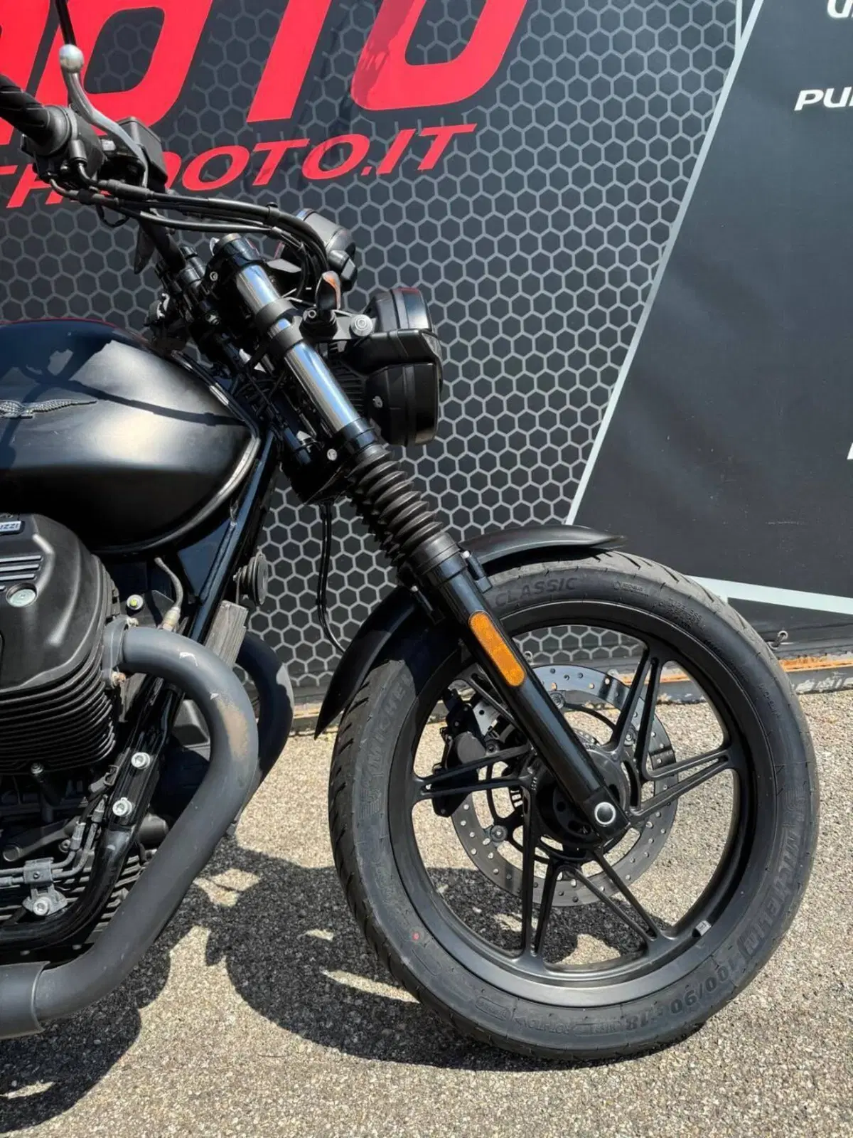 Moto Guzzi V7 Stone (2021 - 24) (13)
