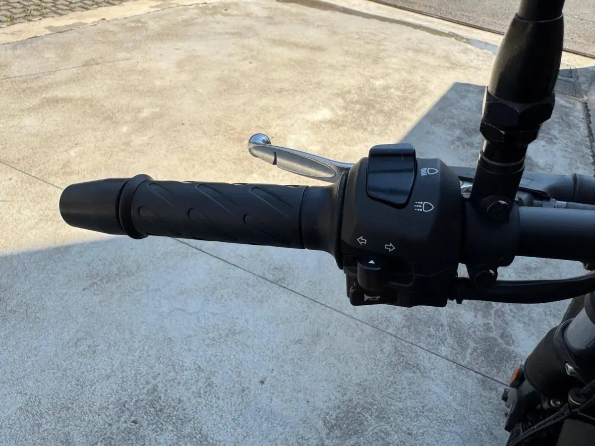 Moto Guzzi V7 Stone (2021 - 24) (14)