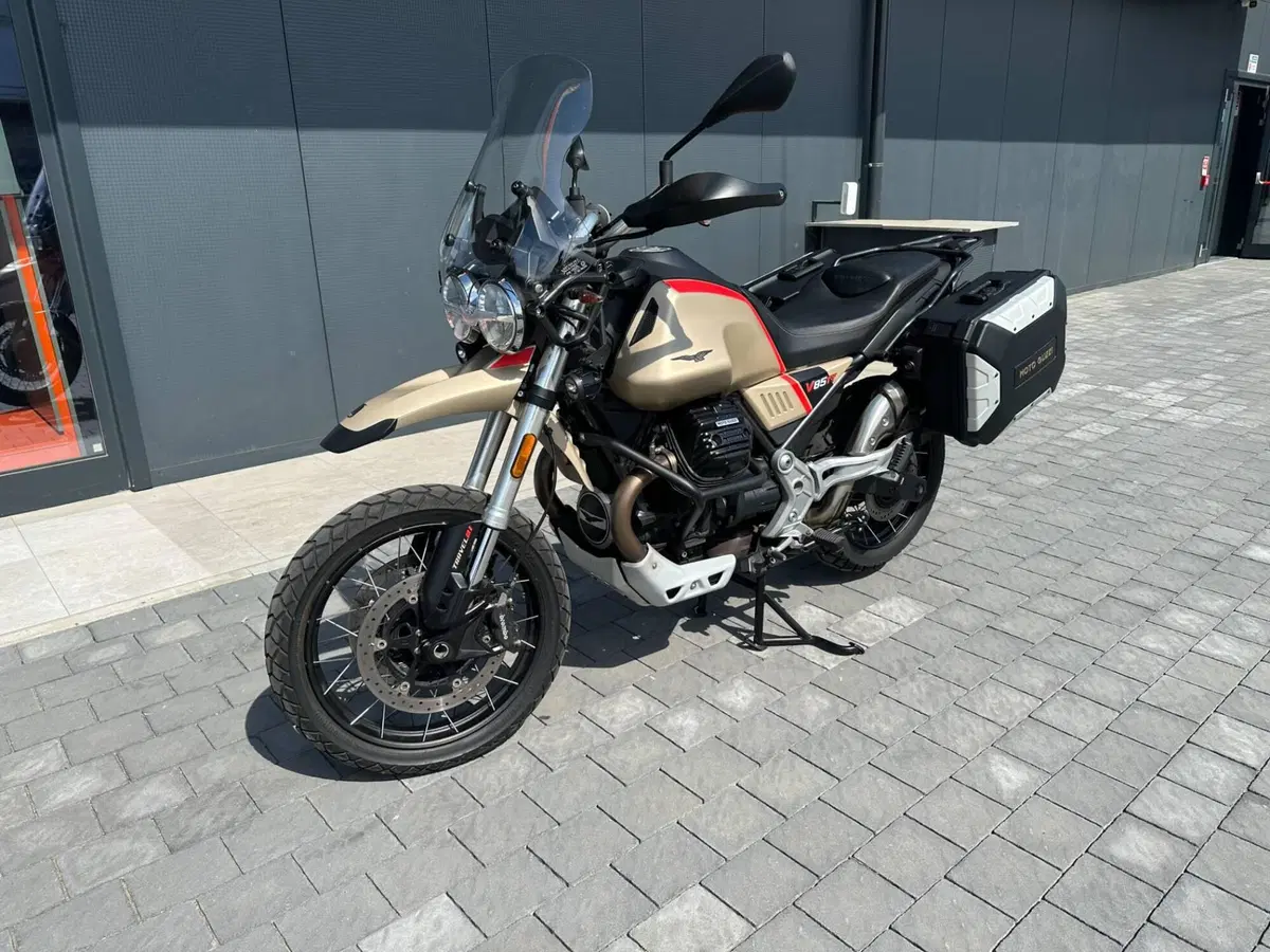 Moto Guzzi V85 TT Travel (2021 - 23) (2)