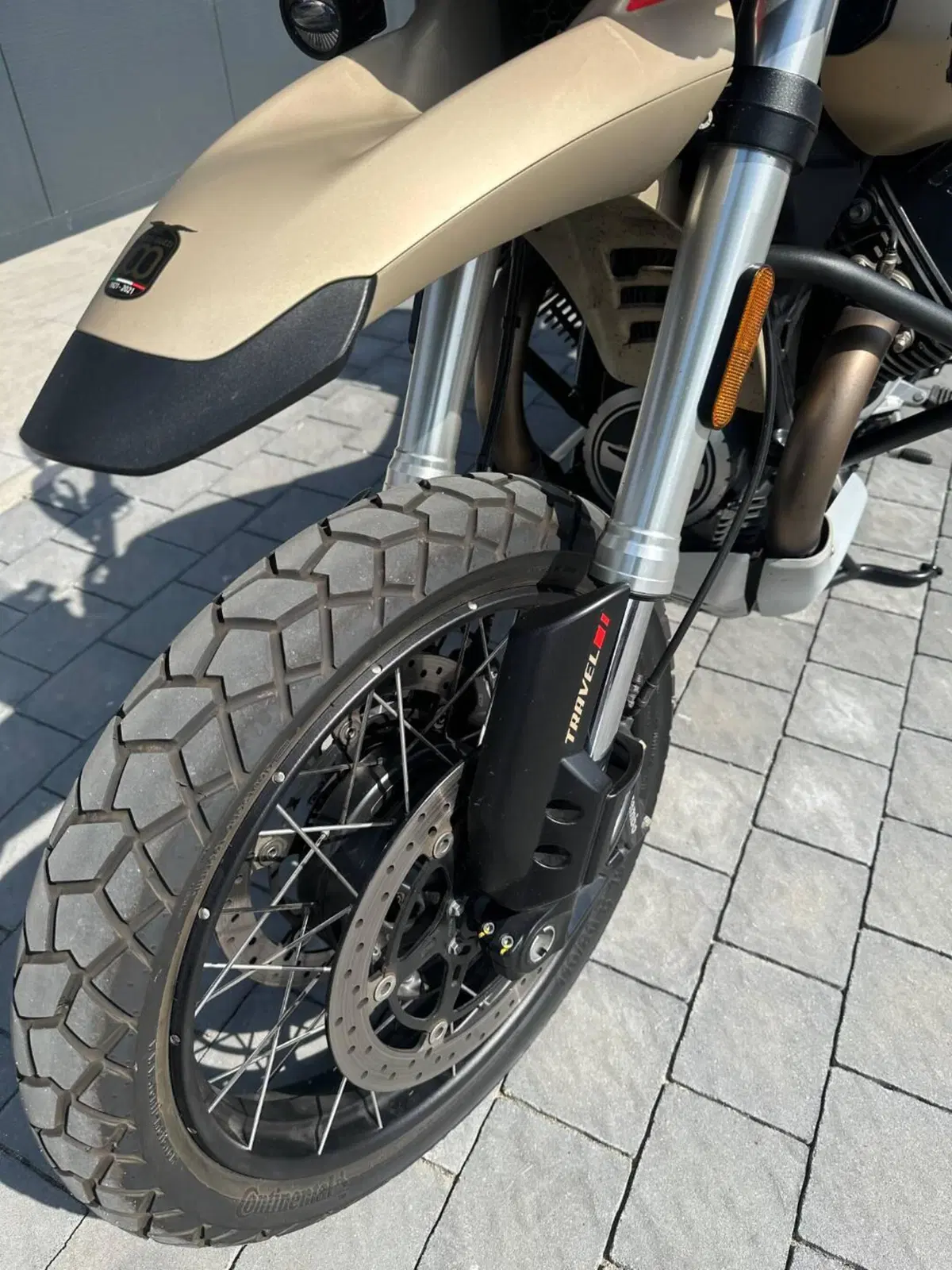 Moto Guzzi V85 TT Travel (2021 - 23) (4)