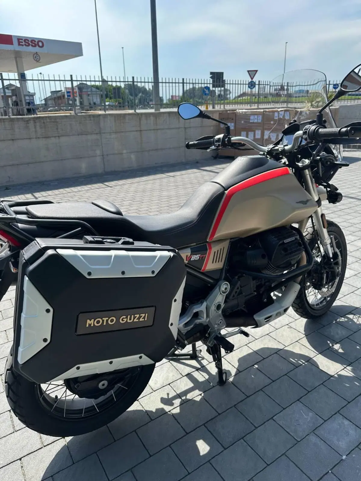Moto Guzzi V85 TT Travel (2021 - 23) (7)