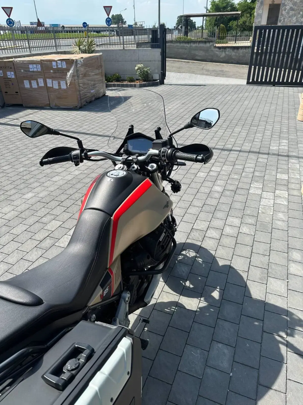 Moto Guzzi V85 TT Travel (2021 - 23) (8)