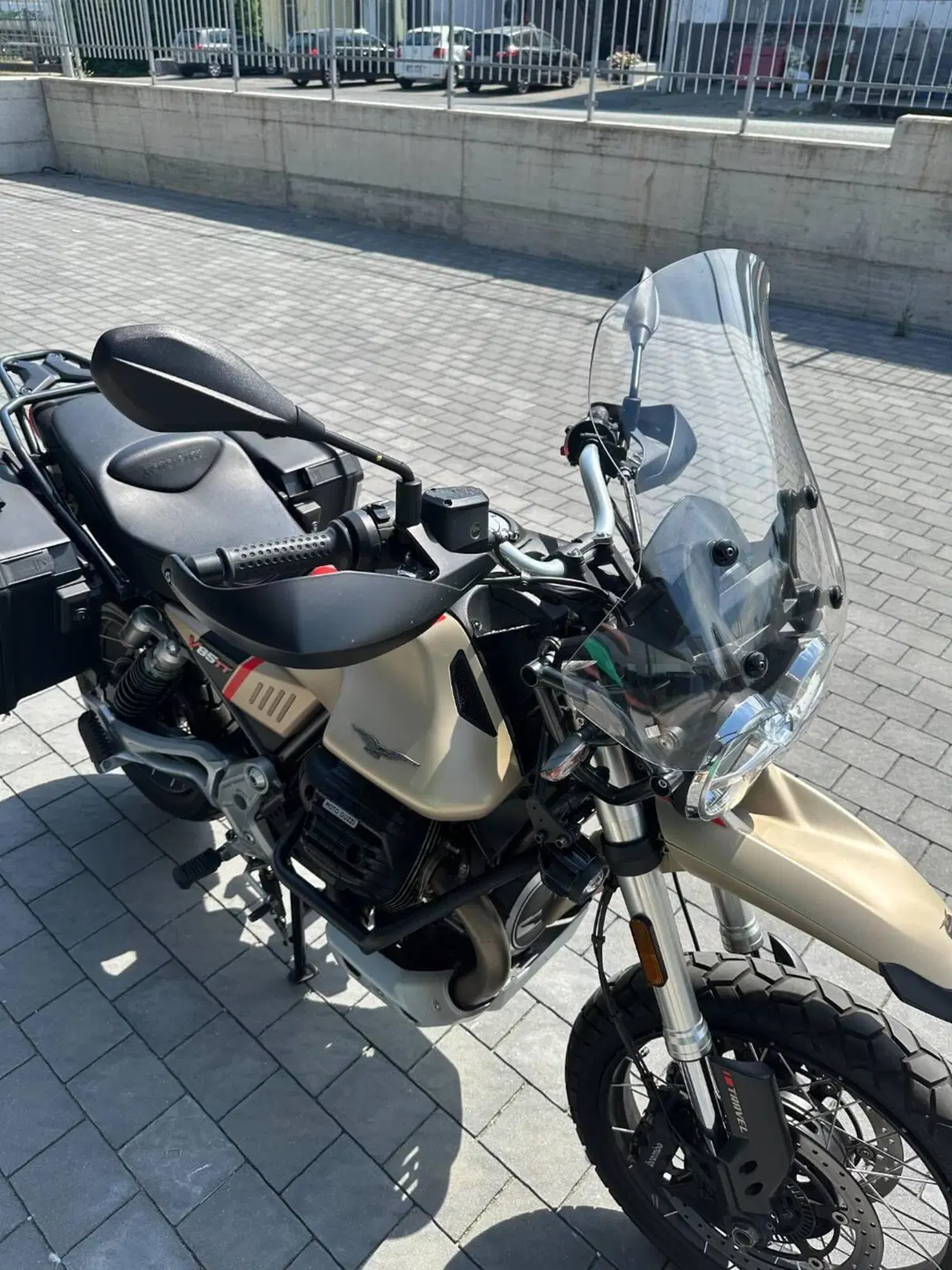 Moto Guzzi V85 TT Travel (2021 - 23) (9)