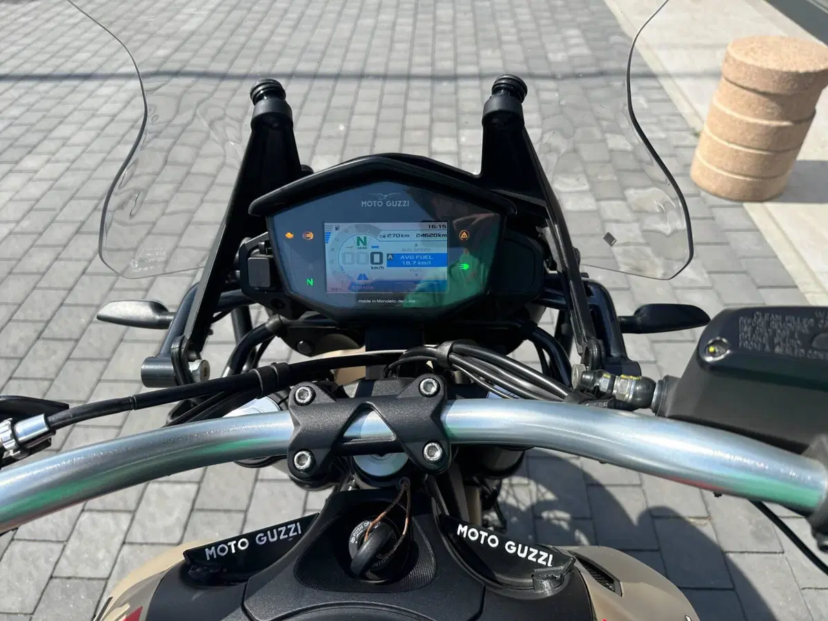 Moto Guzzi V85 TT Travel (2021 - 23) (10)