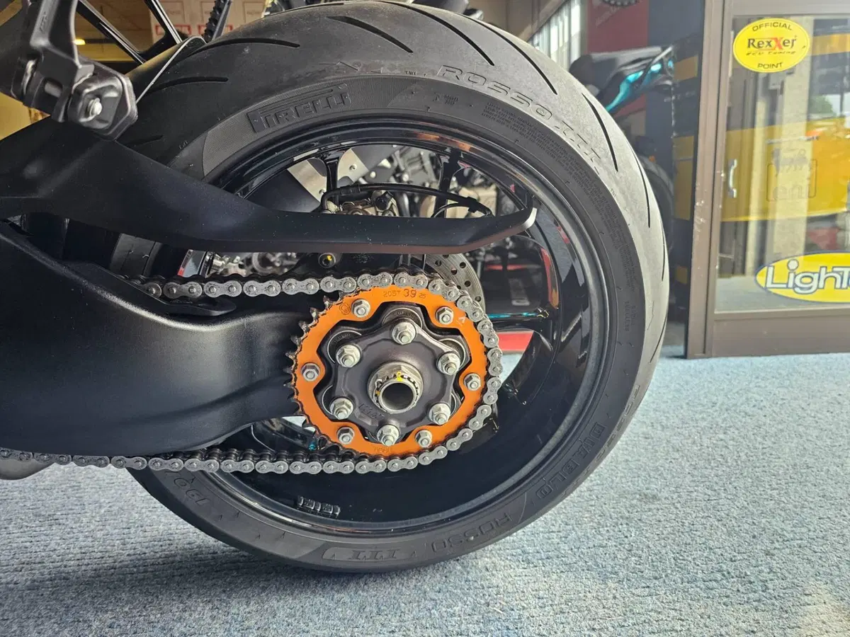 KTM 1290 Super Duke R (2019) (6)