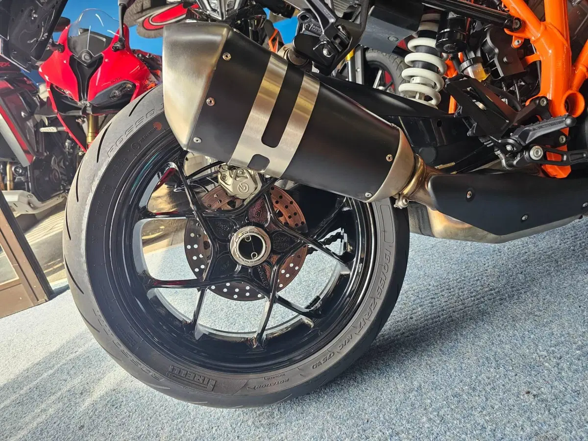 KTM 1290 Super Duke R (2019) (8)
