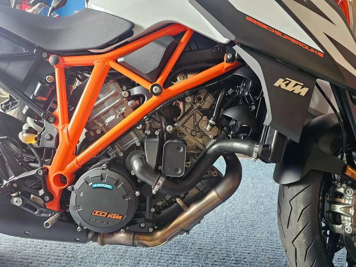 KTM 1290 Super Duke R (2019) (9)