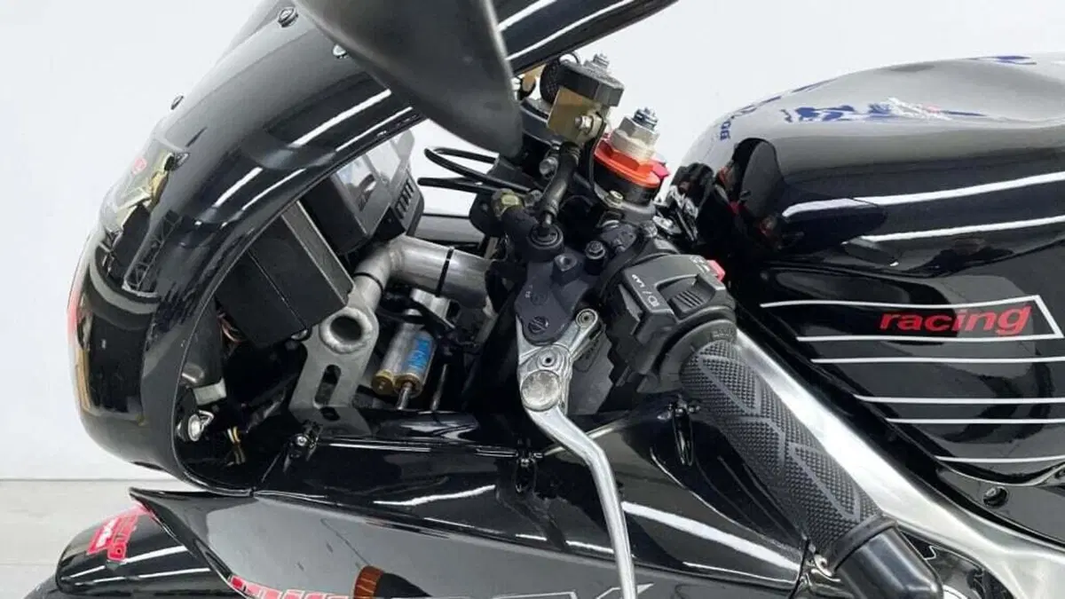 Aprilia RSV 1000 (2000 - 01) (9)