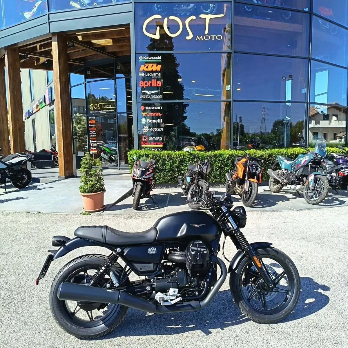 Moto Guzzi V7 Stone (2021 - 24) (2)
