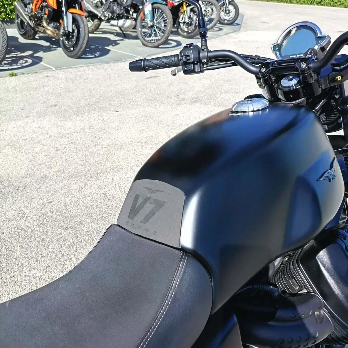 Moto Guzzi V7 Stone (2021 - 24) (9)