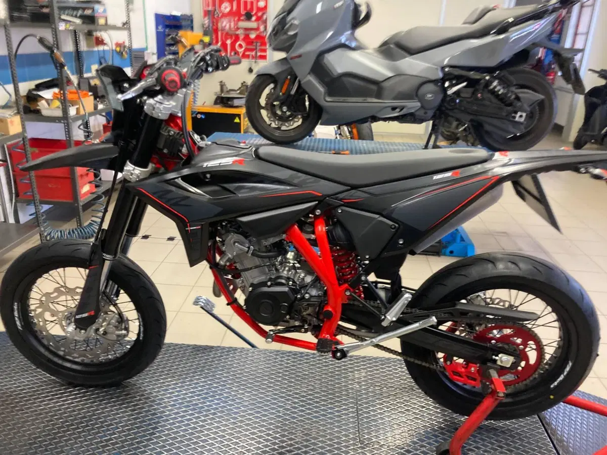 Betamotor RR 125 4T Motard R (2025 - 26) (3)