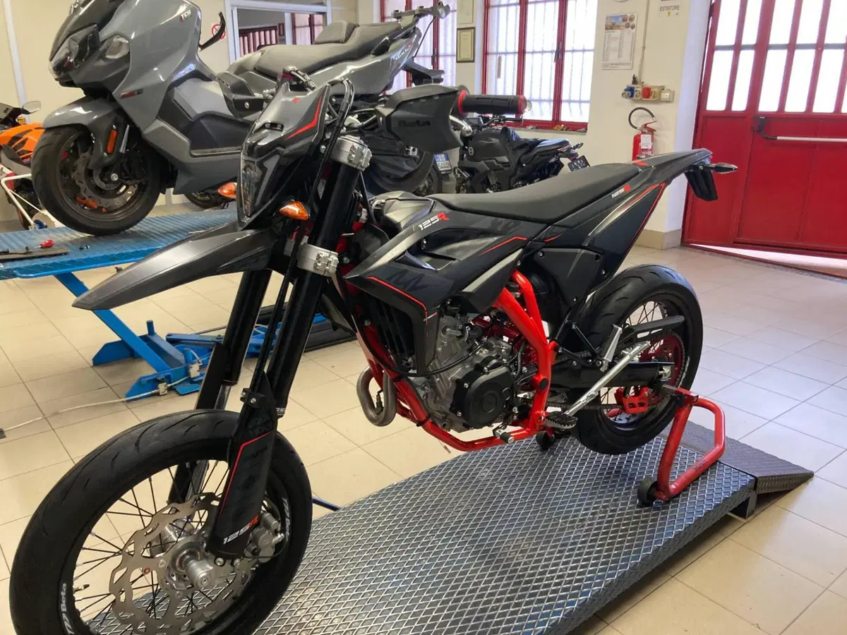 Betamotor RR 125 4T Motard R (2025 - 26) (4)