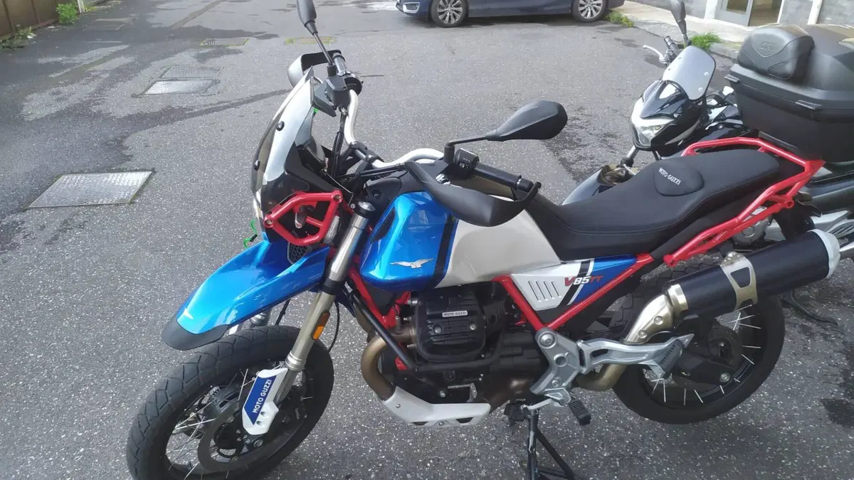 Moto Guzzi V85 TT Evocative Graphics (2021 - 23) (4)