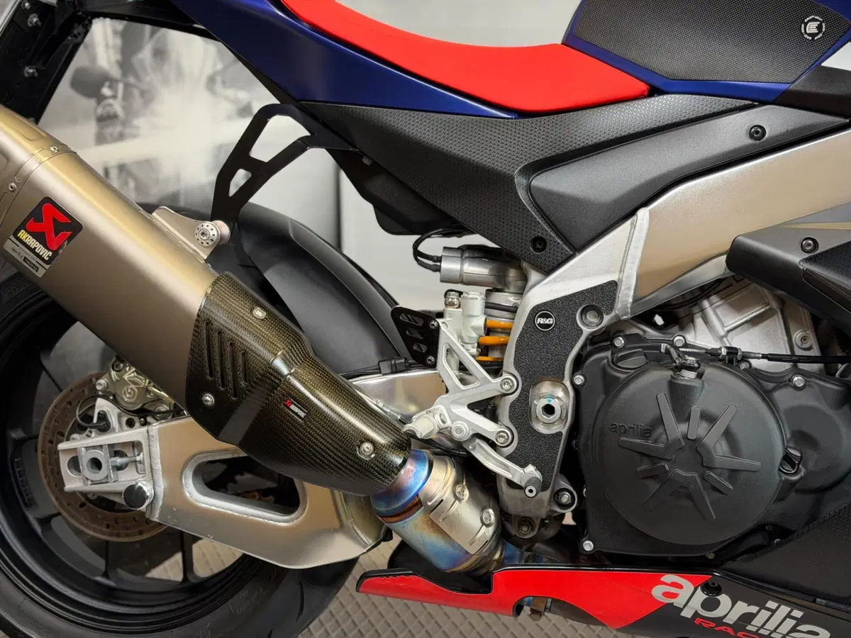 Aprilia RSV4 1100 Factory (2021 - 24) (4)