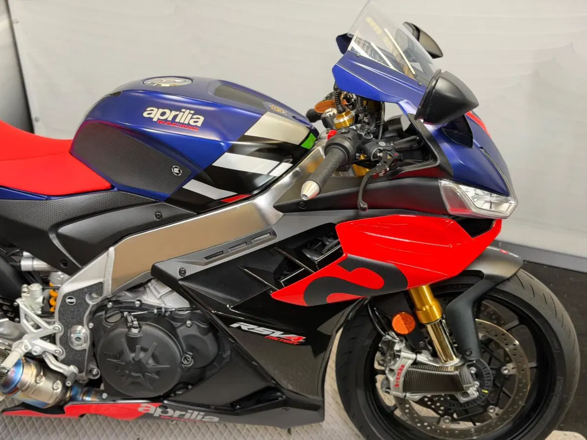 Aprilia RSV4 1100 Factory (2021 - 24) (5)