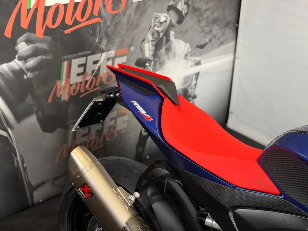 Aprilia RSV4 1100 Factory (2021 - 24) (6)