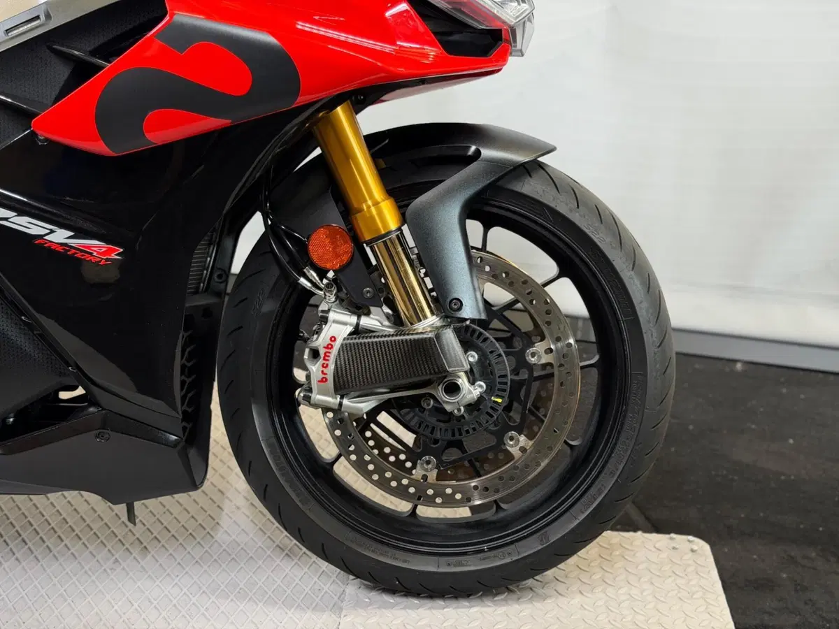 Aprilia RSV4 1100 Factory (2021 - 24) (7)