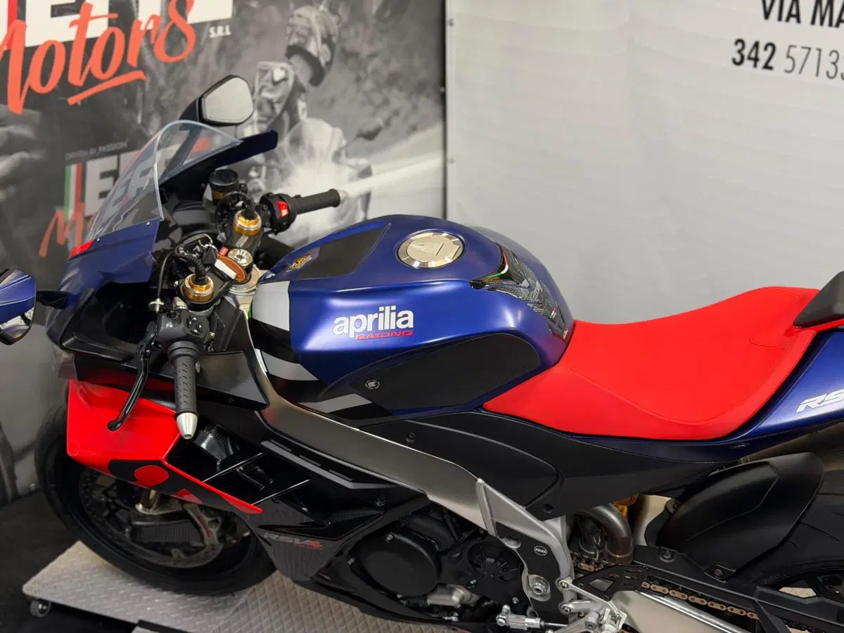 Aprilia RSV4 1100 Factory (2021 - 24) (14)