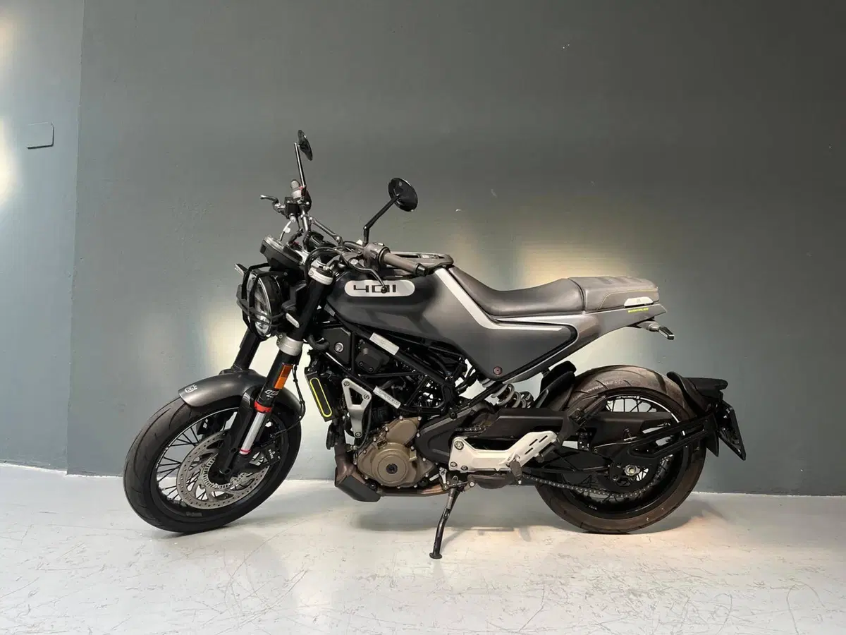 Husqvarna Svartpilen 401 (2021 - 23) (2)