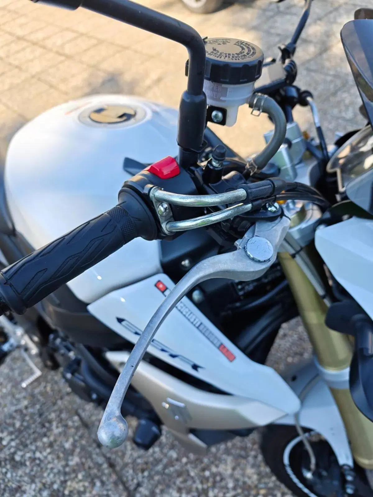 Suzuki GSR 750 (2010 - 15) (3)