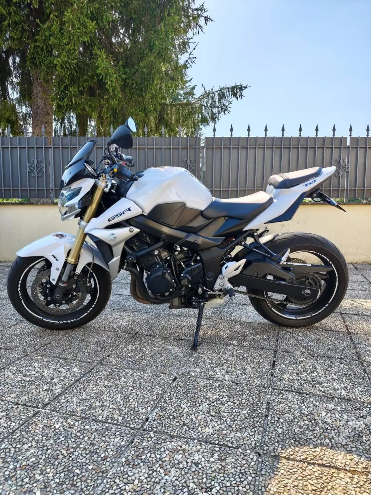 Suzuki GSR 750 (2010 - 15) (2)