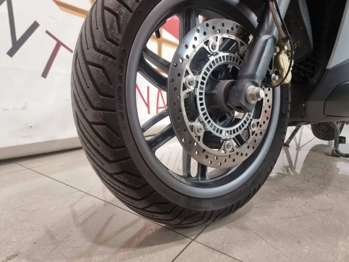 Piaggio Beverly 400 (2025 - 26) (8)