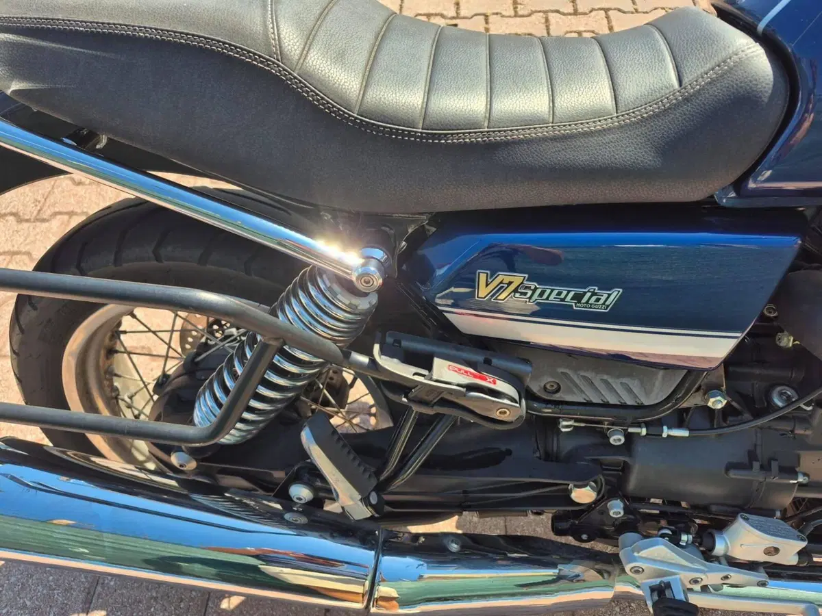 Moto Guzzi V7 Special (2021 - 24) (6)