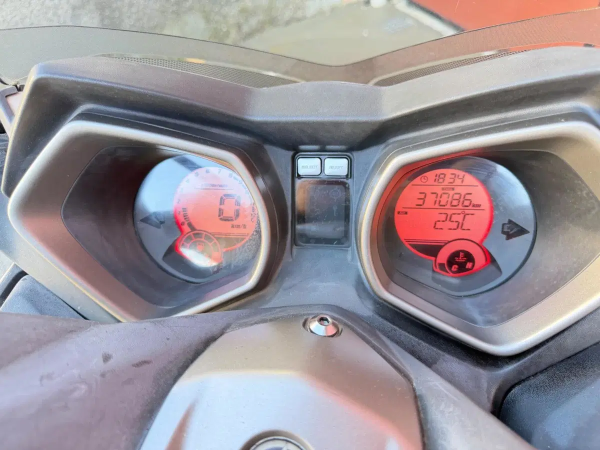 Yamaha X-Max 250 Iron Max ABS (2016) (8)