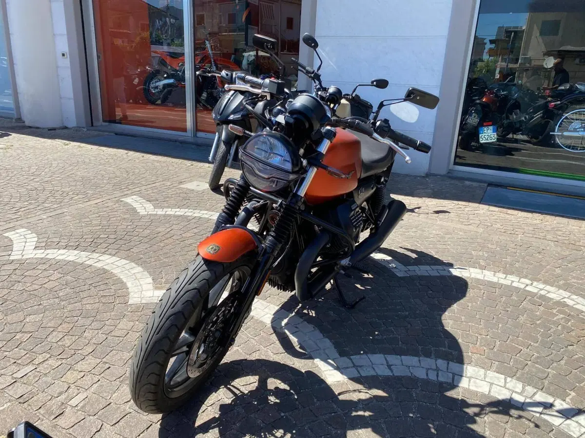 Moto Guzzi V7 Stone (2021 - 24) (4)