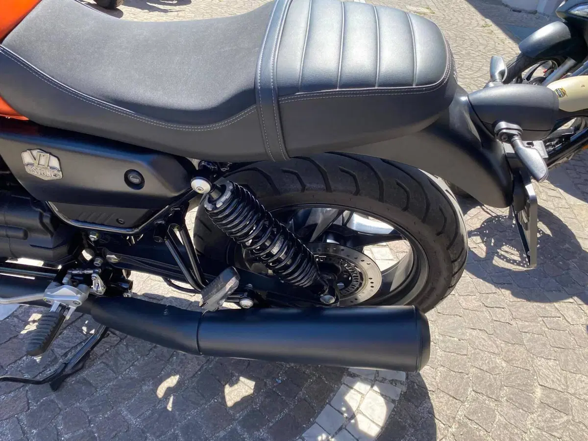 Moto Guzzi V7 Stone (2021 - 24) (6)