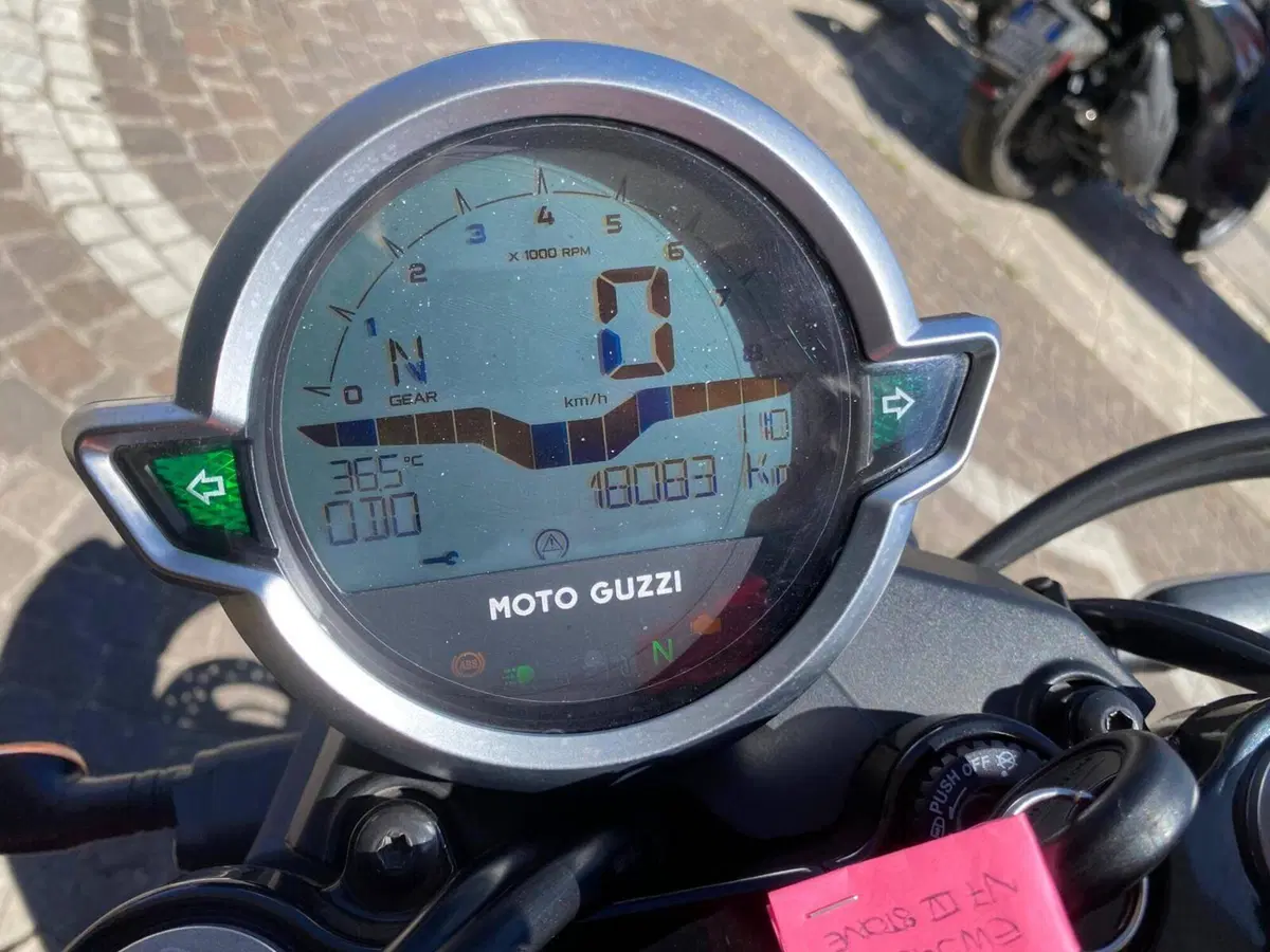 Moto Guzzi V7 Stone (2021 - 24) (3)