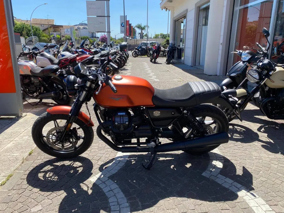Moto Guzzi V7 Stone (2021 - 24) (2)