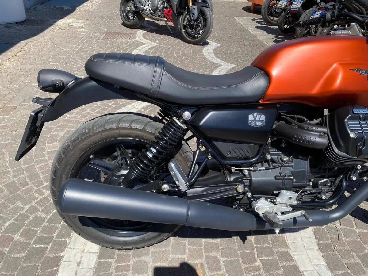 Moto Guzzi V7 Stone (2021 - 24) (7)