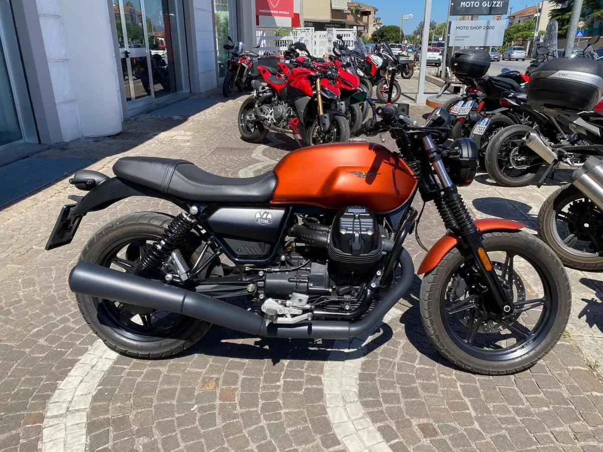 Moto Guzzi V7 Stone (2021 - 24)
