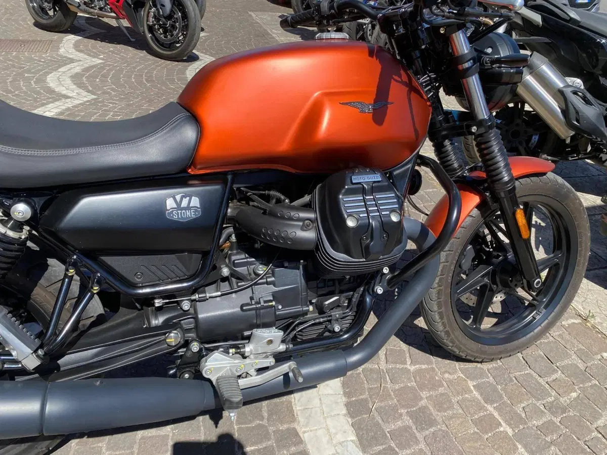 Moto Guzzi V7 Stone (2021 - 24) (9)