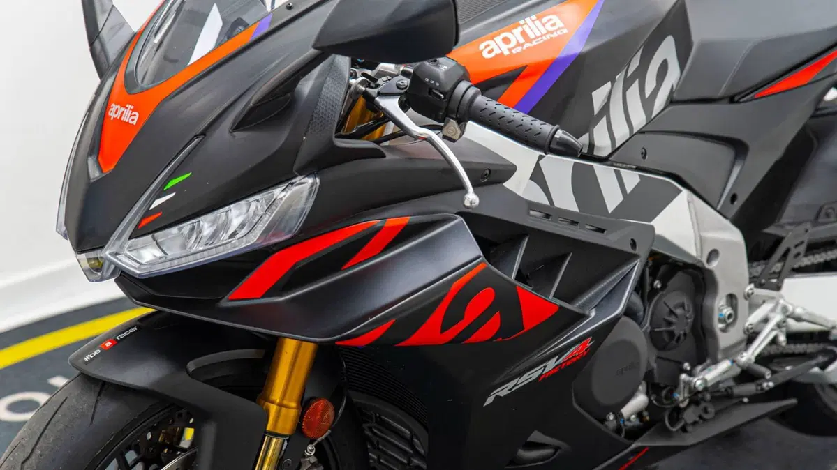 Aprilia RSV4 1100 Factory (2021 - 24) (13)