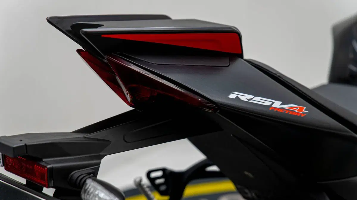 Aprilia RSV4 1100 Factory (2021 - 24) (16)