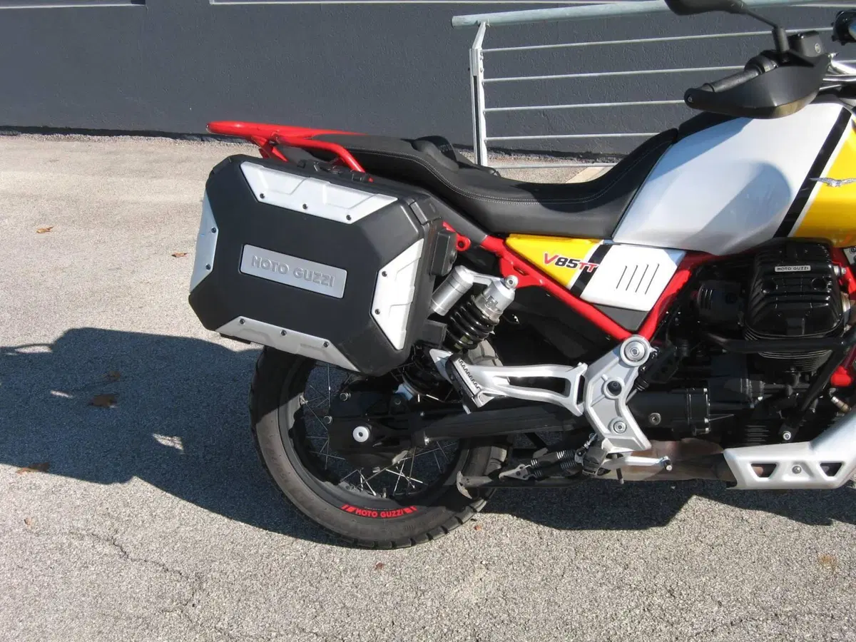 Moto Guzzi V85 TT Evocative Graphics (2019 - 20) (3)
