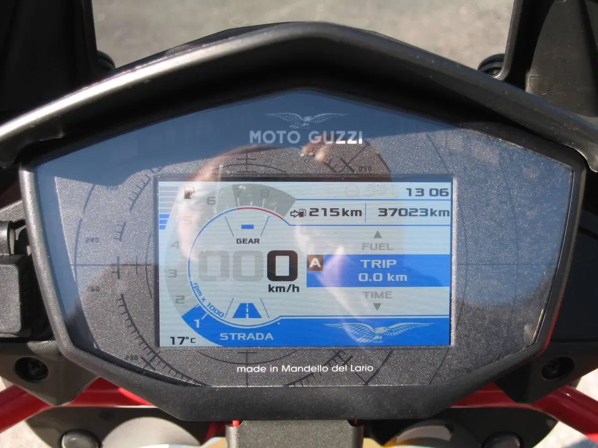 Moto Guzzi V85 TT Evocative Graphics (2019 - 20) (6)