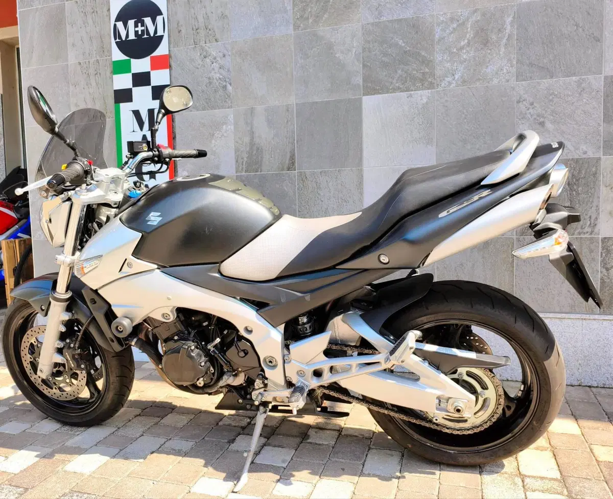 Suzuki GSR 600 (2006 - 11) (3)