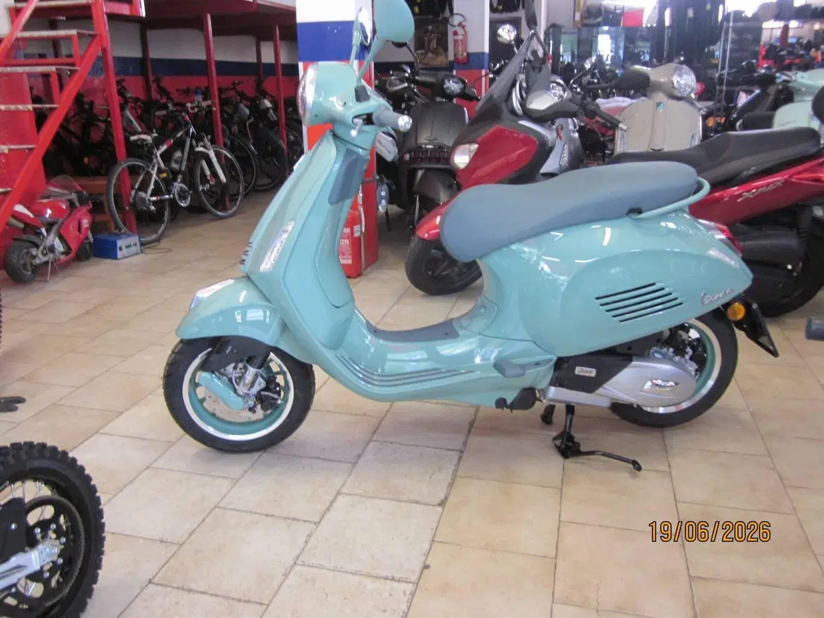Vespa Primavera 125 80th (2026) (2)