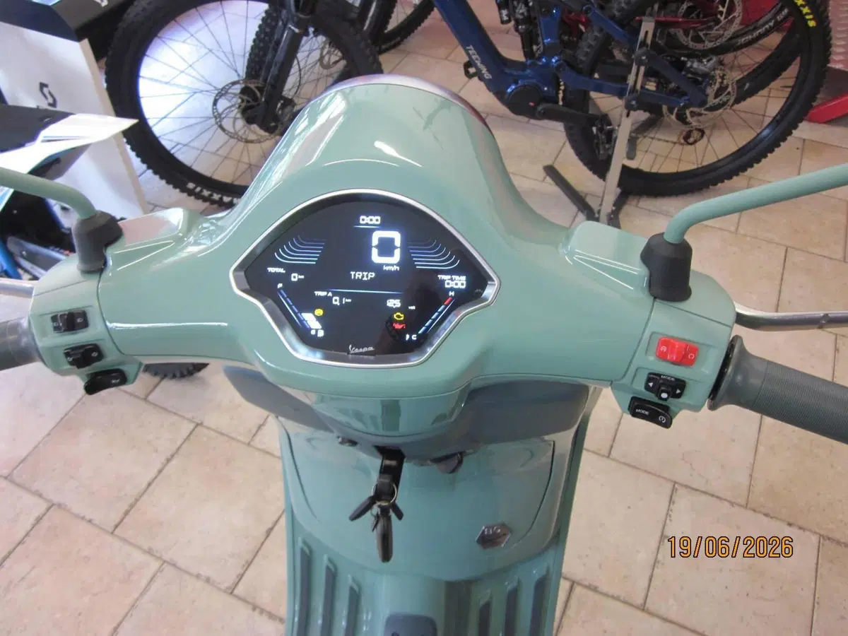 Vespa Primavera 125 80th (2026) (3)