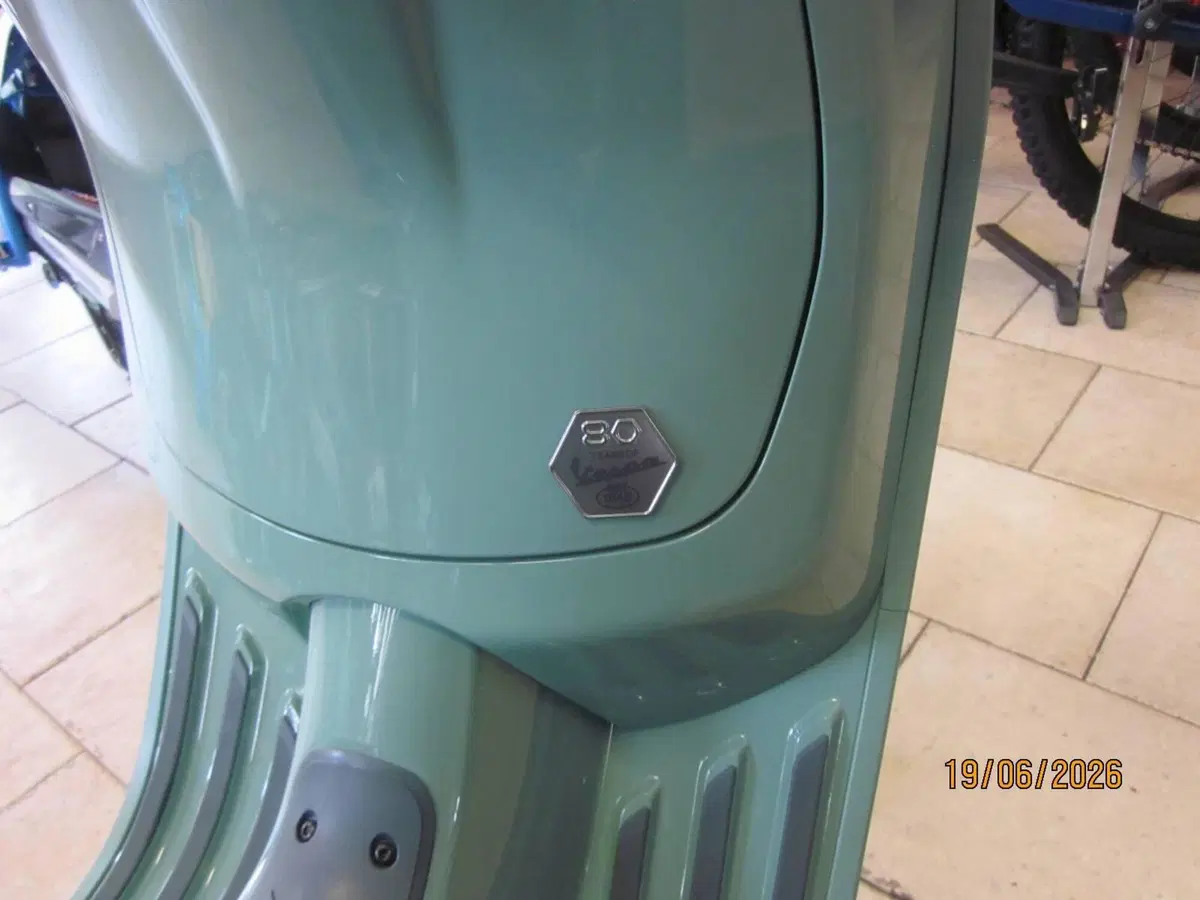 Vespa Primavera 125 80th (2026) (4)