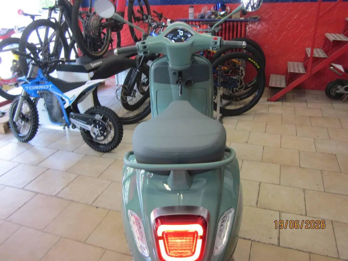 Vespa Primavera 125 80th (2026) (5)