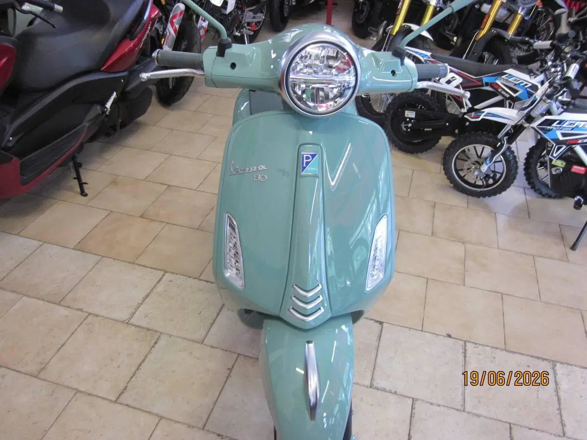 Vespa Primavera 125 80th (2026) (6)