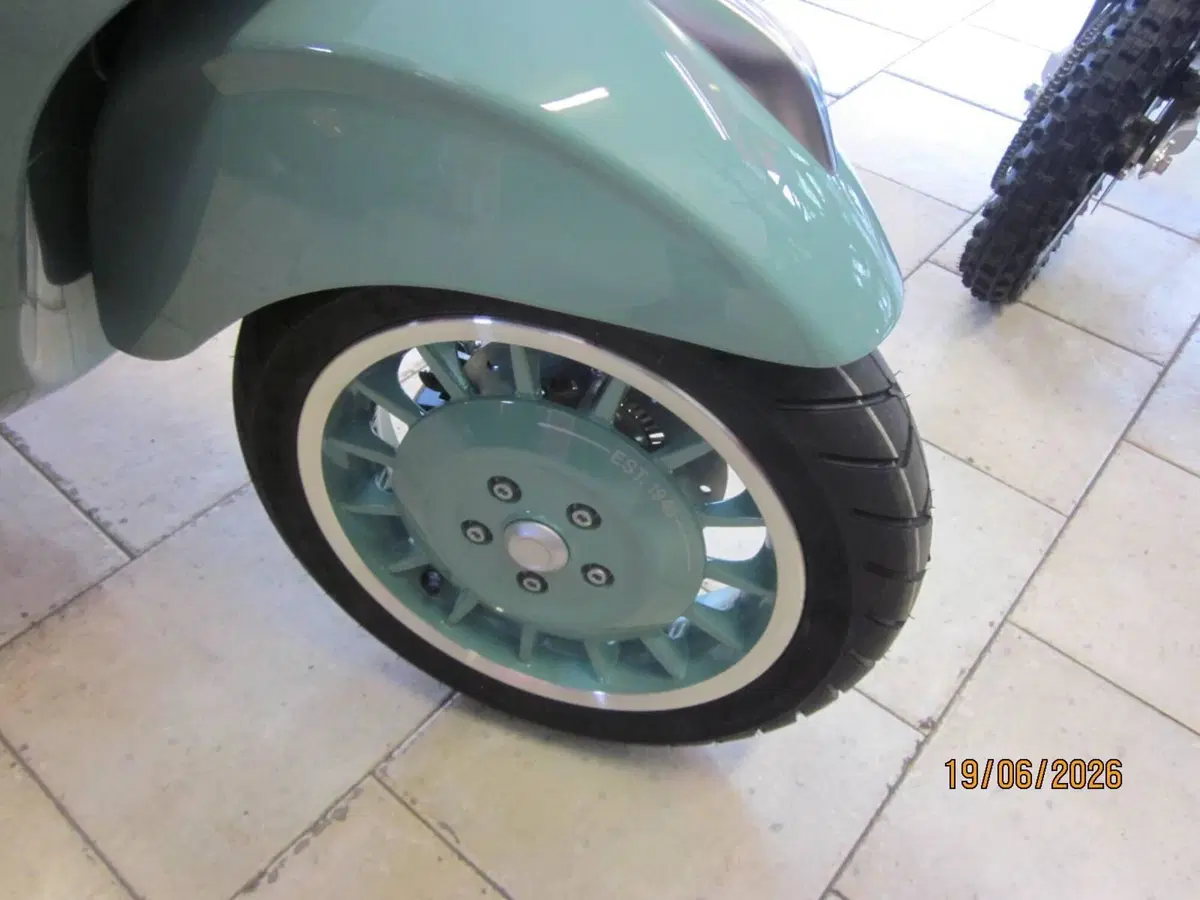 Vespa Primavera 125 80th (2026) (8)