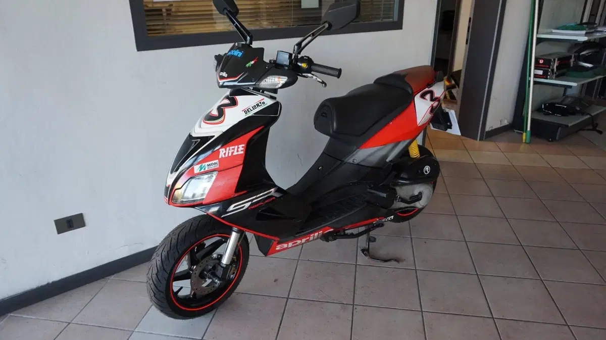 Aprilia SR 50 I.E. R Factory (2007 - 11) (2)