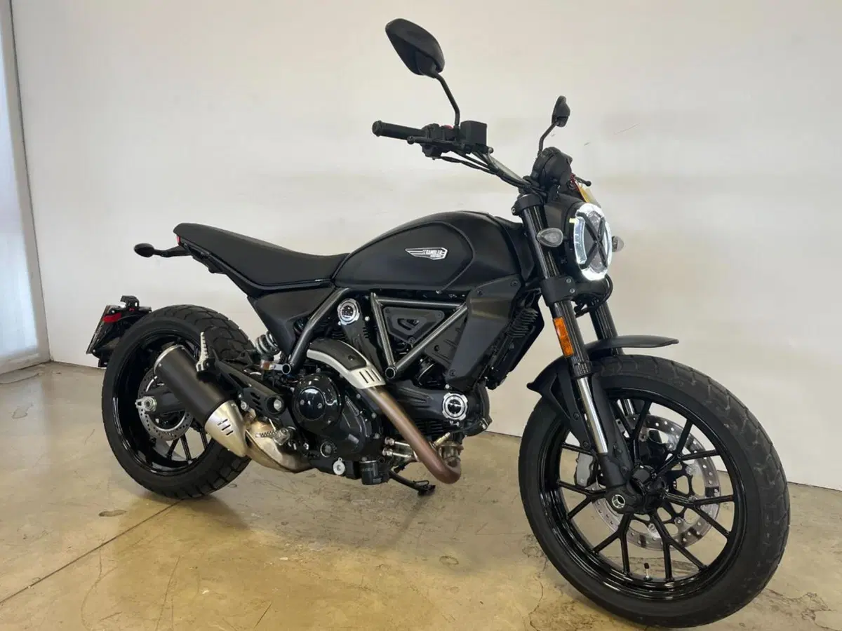 Ducati Scrambler 800 Icon Dark (2025 - 26) (2)
